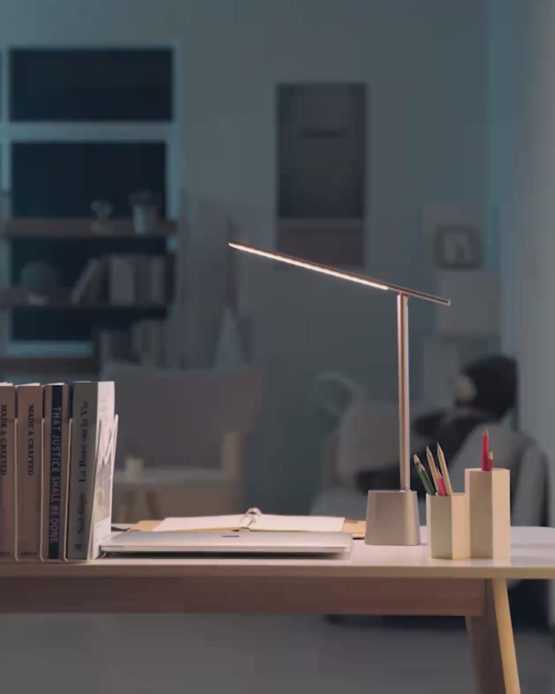Carica il video: Lampada Rotazione 180° Colore Bianco Materiale Alluminio Ricaricabile