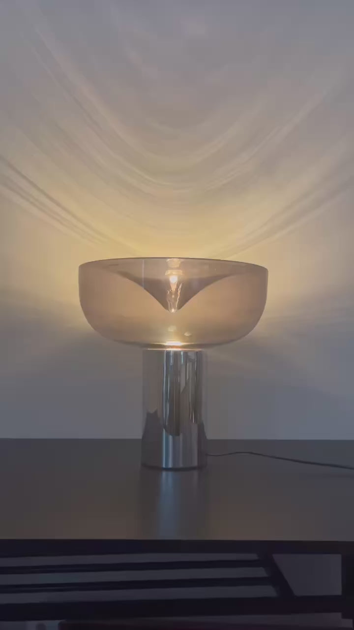 Carica il video: Lampada Trasparente Tavolo Forma Design Moderno Cromo Lucido Vetro