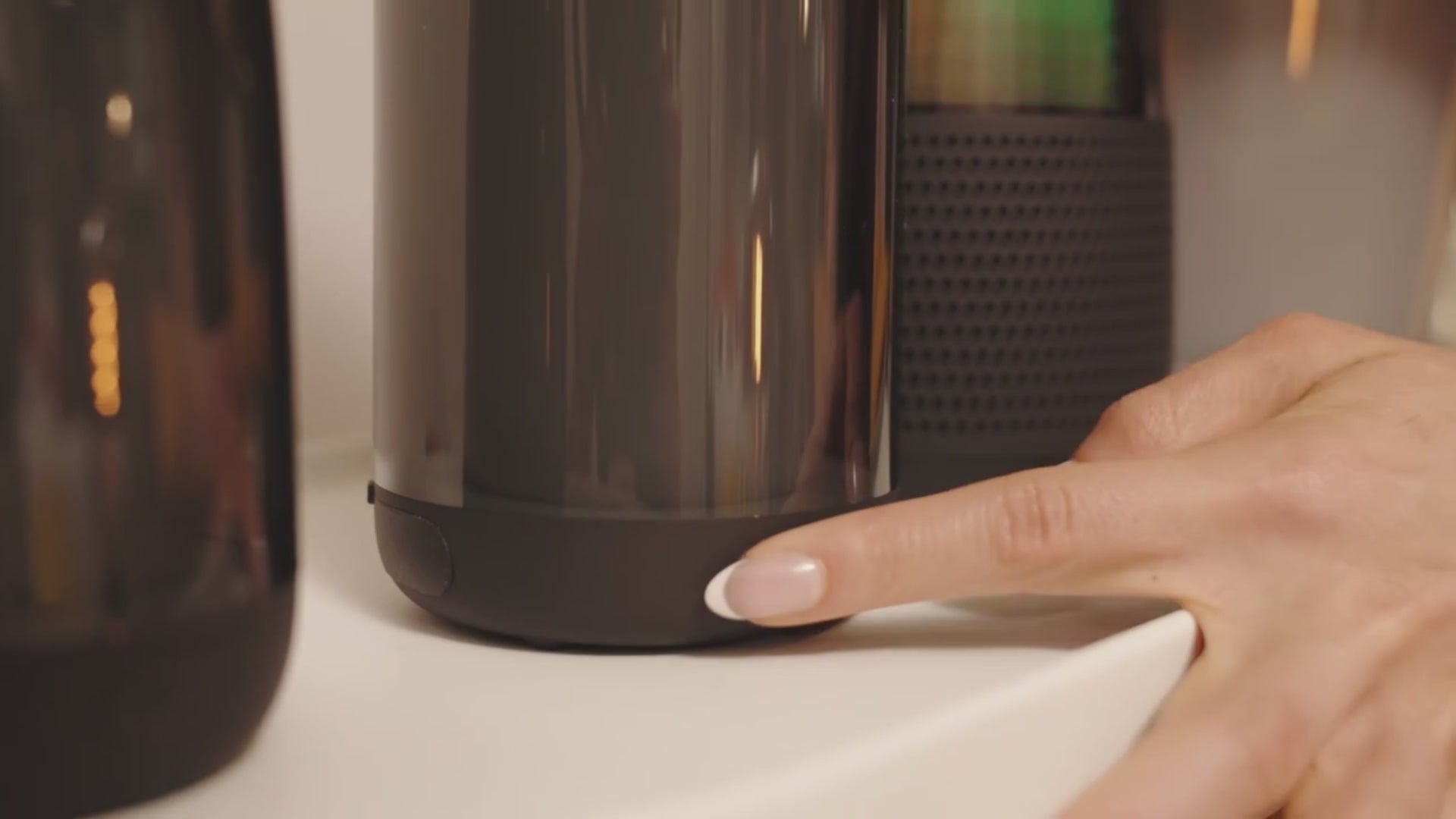 Carica il video: Cassa Portatile USB 350° Colore Nero Luci Colorate 12 Colori Wireless