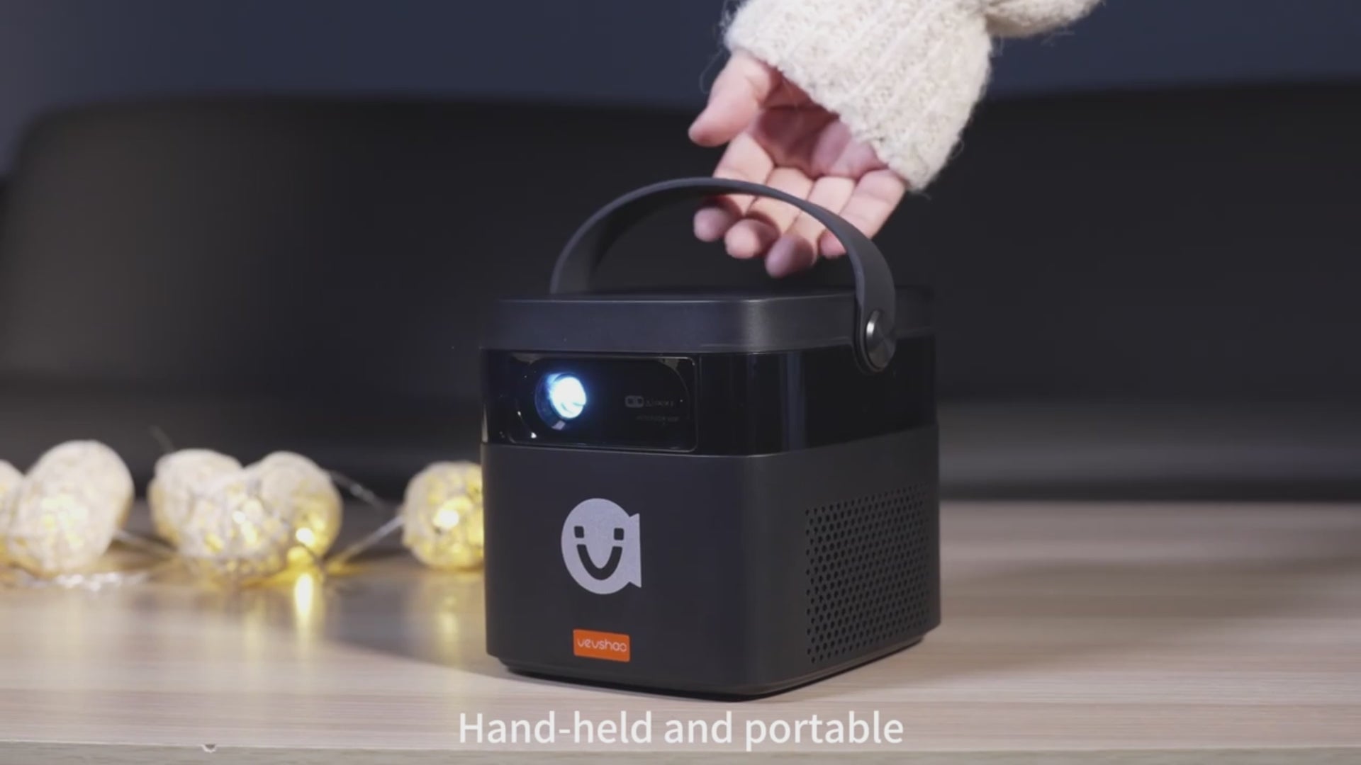 Load video: Proiettore Grigio Messa Fuoco Automatica Batteria 15000mAh Wifi Risoluzione 1080P