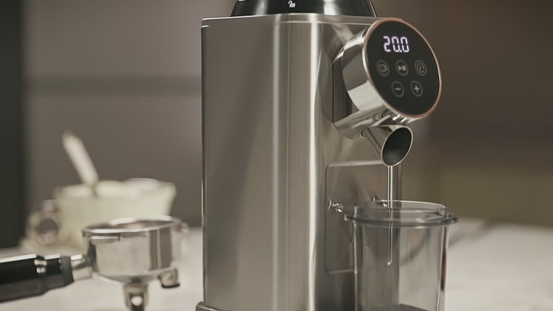 Carica il video: Macinacaffè Elettrico Touch Display Acciaio Inossidabile Accessori Inclusi